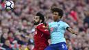 Duel pemain Liverpool, Mohamed Salah (kiri) dan pemain AFC Bournemouth, Nathan Ake pada laga Premier League di di Anfield stadium, Liverpool,(14/4/2018). Liverpool menang 3-0. (Anthony Devlin/PA via AP)