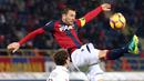 Aksi kapten Bologna, Daniele Gastaldello (kanan) menghalau bola dari kejaran pemain AC Milan pada laga Serie A di di Stadio Renato Dell'Ara, Bologna,  (8/5/2/2017).  MIlan mengan 1-0. (EPA/Giorgio Benvenuti)