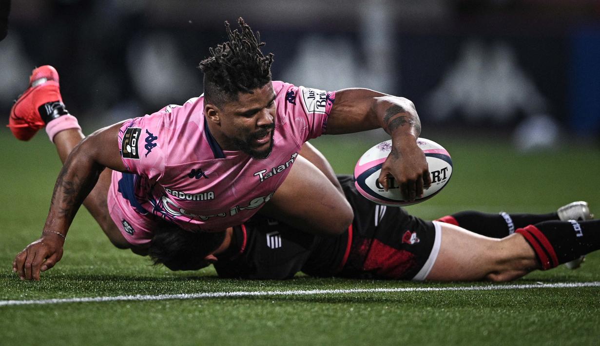 Center Prancis Stade Francais, Jonathan Danty, mencetak gol dalam pertandingan rugby union Top 14 Prancis antara Stade Francais dan Lyon di Stadion Jean-Bouin di Paris, pada 28 Mei 2021. (Foto: AFP/Anne-Christine Poujoulat)