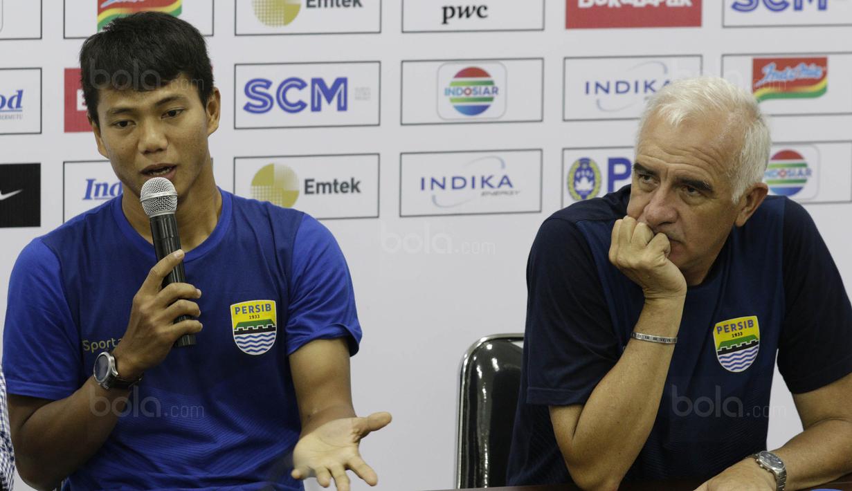 Bek Persib, Achmad Jufriyanto, memberikan keterangan pers usai laga Persib Vs PSM di Stadion GBLA, Bandung, Jumat (26/1/2018). Achmad Jufriyanto resmi mengumumkan kepindahannya dari Persib ke Kuala Lumpur FA, Malaysia. (Bola.com/M Iqbal Ichsan)