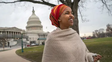 Senator Amerika Serikat (AS) Ilhan Omar berjalan saat akan mengikuti pelantikan di Gedung Kongres AS, Capitol, Washington, Kamis (3/1). Omar berhasil terpilih menjadi senator AS setelah memenangkan pemilihan di Minnesota. (Glen Stubbe/Star Tribune via AP)