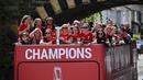 Para pemain Liverpool wanita mengikuti parade di atas bus terbuka dengan membawa trofi Kejuaraan Wanita untuk menyusuri jalan-jalan kota Liverpool pada Minggu (29/05/2022) waktu setempat. (AFP/Oli Scarff)
