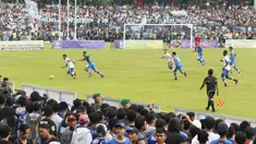 Suporter saat menyaksikan pertandingan antara Perserang Serang melawan Persib Bandung pada laga uji coba di Stadion Maulana Yusuf, Serang, Kamis (1/3/2018). Persib menang 6-0 atas Perserang. (Bola.com/M Iqbal Ichsan)