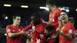 Christian Benteke (2 kiri) merayakan gol bersama para pemain Liverpool pada lanjutan liga Premier Inggris di Stadion  Anfield, Liverpool, Sabtu (26/12/2015). Liverpool menang 1-0. (AFP Photo/Lindsey Parnaby)
