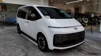 Hyundai Staria menyuguhkan desain wajah yang futuristik dan terlihat tak biasa. (Septian/Liputan6.com)