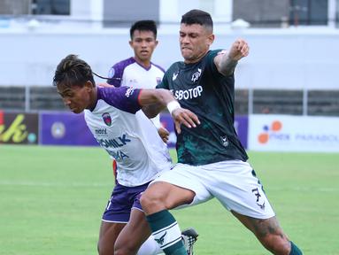 Persikabo 1973 yang mengandalkan striker Ciro Alves sebagai top skor mereka mendapat pengawalan yang ketat dari bek Persita Tangerang sekaligus kapten tim, Muhammad Toha di sepanjang babak pertama. (Bola.com/Nandang Permana)