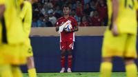 Pemain Timnas Indonesia U-23, Robi Darwis mengelap bola sebelum melakukan lemparan ke dalam saat laga Grup A Piala AFF U-23 2025 melawan Malaysia di Stadion Utama Gelora Bung Karno (SUGBK), Senayan, Jakarta, Senin (21/07/2025). (Bola.com/Abdul Aziz)