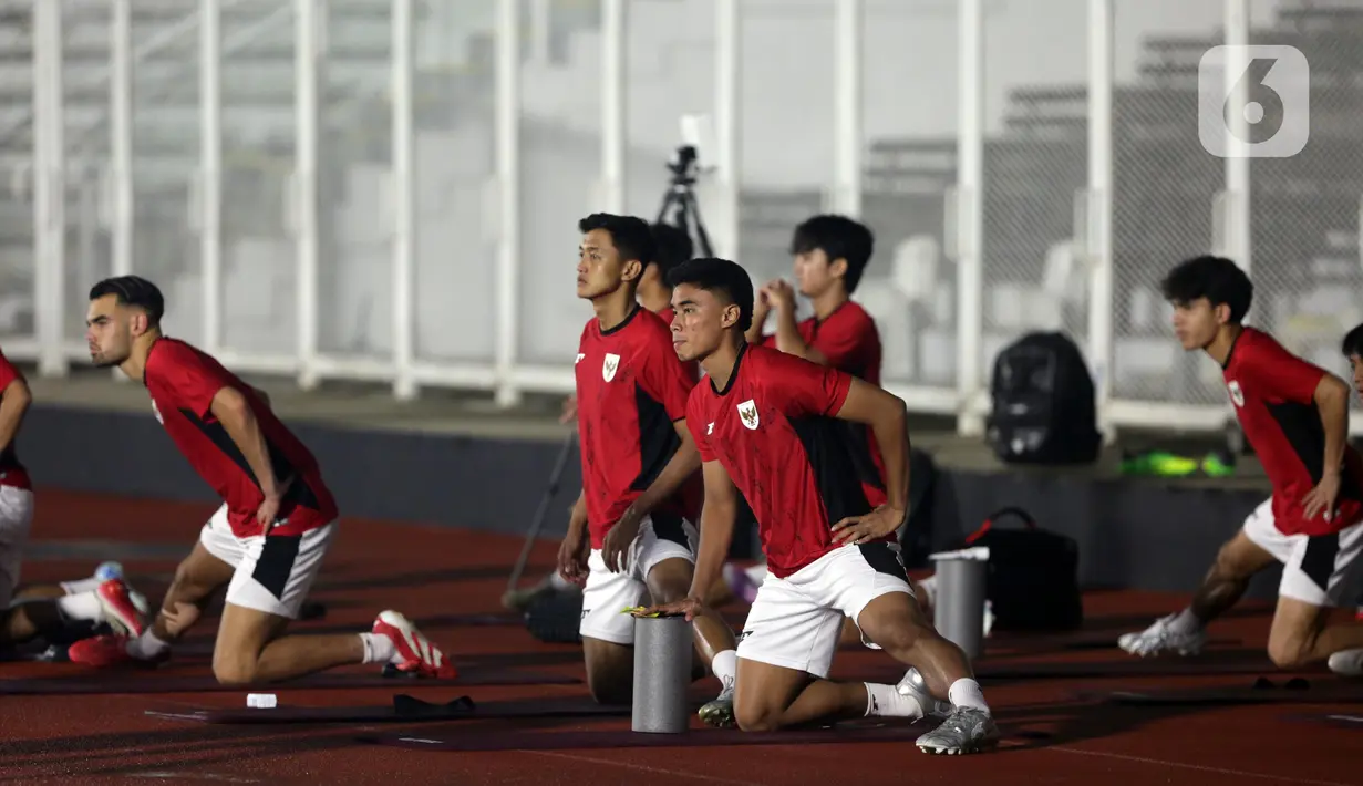 Latihan diawali dengan pemanasan dengan santai. Menjelang laga final ini Muhammad Ferarri dan kawan-kawan tampak bugar. (Liputan6.com/Helmi Fithriansyah)
