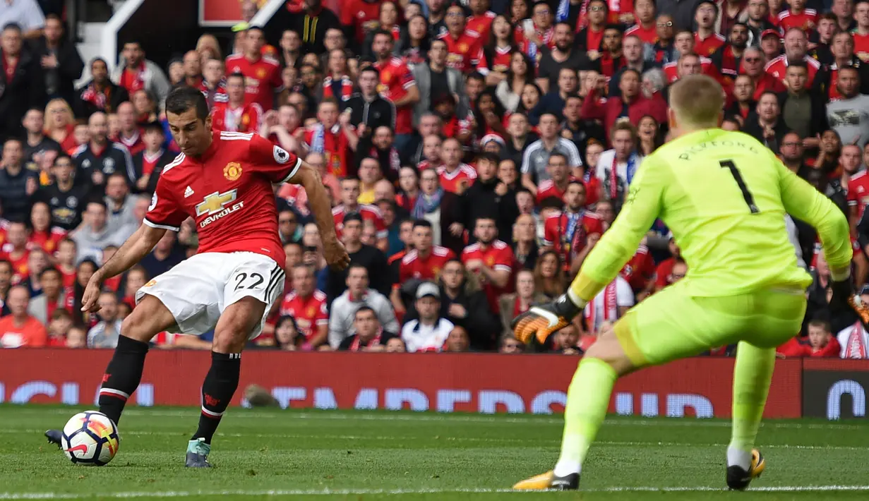 Pemain Manchester United, Henrikh Mkhitaryan mencetak satu gol untuk kemenangan Setan Merah atas Everton pada lanjutan Premier League di Old Trafford, Manchester (17/9/2017). MU menang 4-0.  (AFP/Oli Scarff)