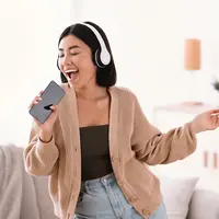 ilustrasi perempuan bernyanyi/Prostock-studio/Shutterstock