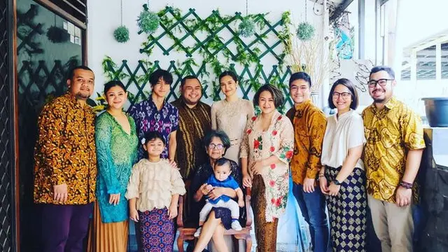 Raih Gelar Master, Ini 6 Momen Wisuda Mikha Tambayong yang Ditemani Deva Mahenra