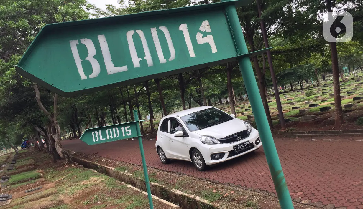 Mobil melintas di sekitar TPU Pondok Ranggon, Cipayung, Jakarta, Sabtu (28/12/2019). Pengelola TPU Pondok Ranggon mulai memberlakukan tumpang jasad dalam satu liang lahat jelang habisnya masa tampung pada Januari 2020. (Liputan6.com/Immanuel Antonius)