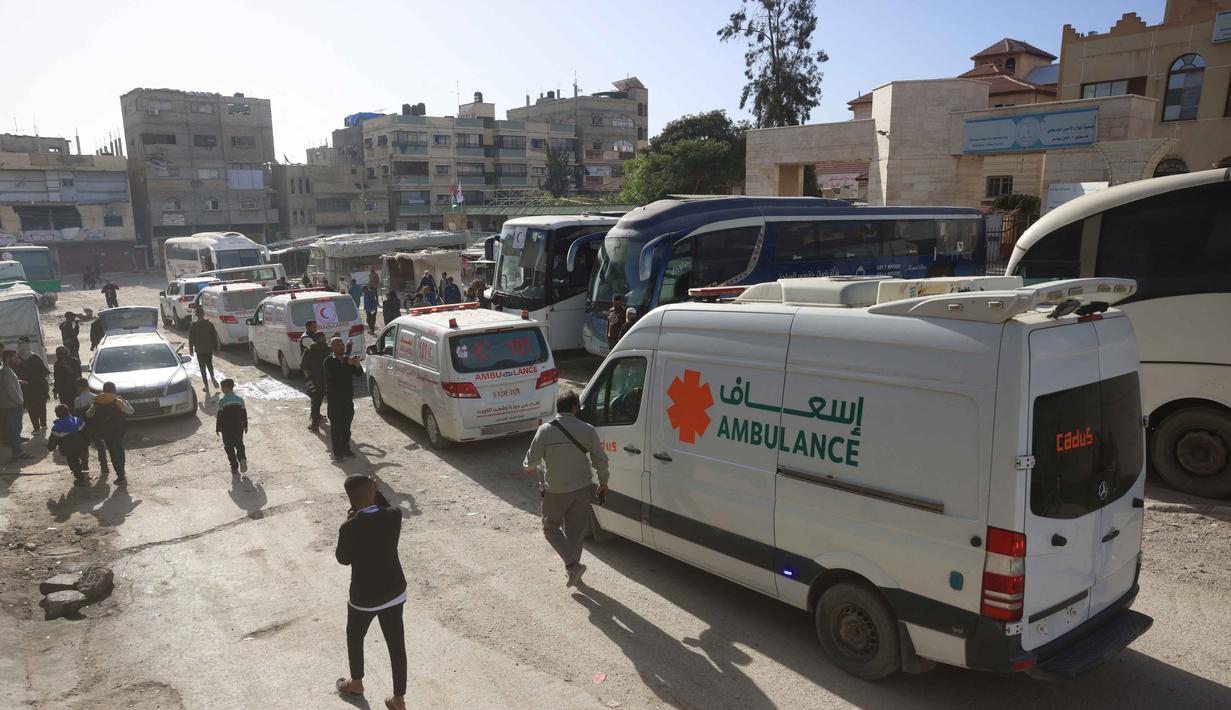 Ambulans yang membawa pasien Palestina dan orang-orang yang terluka akibat perang, didampingi oleh kerabat mereka, bersiap untuk meninggalkan Jalur Gaza untuk perawatan mereka di luar negeri melalui perlintasan Rafah, di Khan Yunis, di Jalur Gaza selatan pada Selasa 3 Februari 2026. Warga Gaza yang sakit dan terluka mulai menyeberang ke Mesir untuk mendapat perawatan medis di luar negeri setelah Israel membuka kembali secara terbatas pos perlintasan Rafah antara Gaza dan Mesir di wilayah Palestina. (Bashar Taleb/AFP)