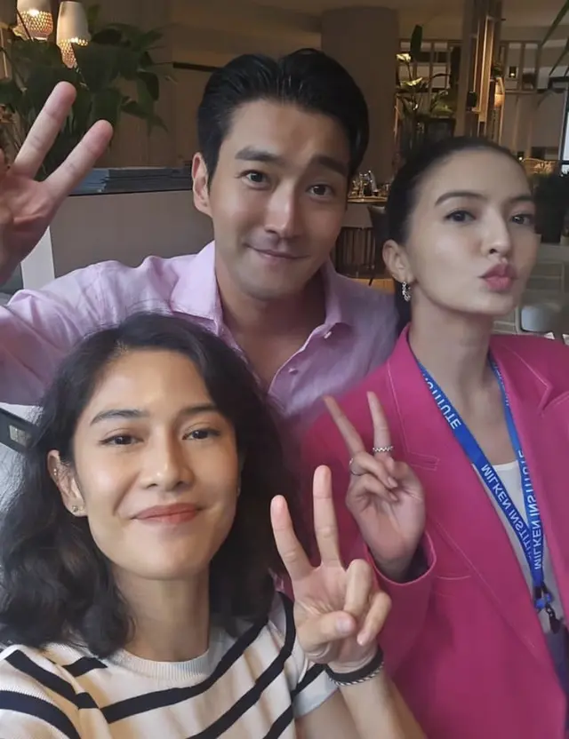 Selfie bareng Choi Siwon, penampilan Raline Shah dan Dian Sastrowardoyo yang kontras jadi perhatian