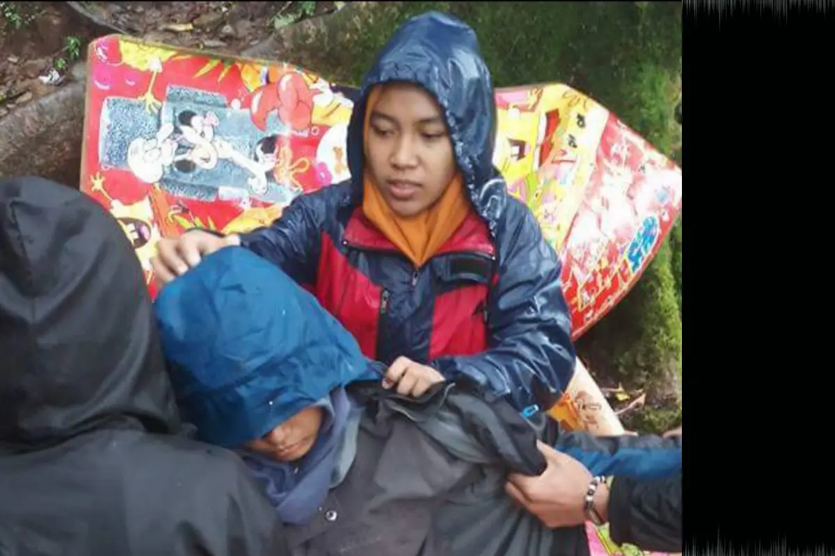Seorang pendaki perempuan menderita hipotermia karwna ditinggal rombongannya di Pos 8 gunung Bawakaraeng (Istimewa/Liputan6.com)