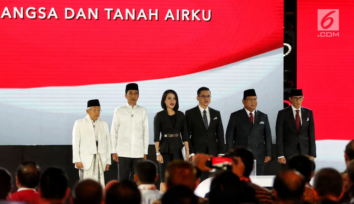 Pasangan Capres dan Cawapres nomor urut 01 Joko Widodo-Ma'ruf Amin dan pasangan Capres dan Cawapres nomor urut 02 Prabowo Subianto-Sandiaga Uno menyanyikan lagu Indonesia Raya sebelum memulai Debat Pilpres 2019 kelima di Jakarta, Sabtu (13/4). (Liputan6.com/Johan Tallo)
