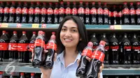 Konsumen melihat nama mereka dan kerabat pada botol Coca cola di Gandaria City, Jakarta, Senin (10/8/2015). Coca cola menempatkan nama populer di Indonesia pada kemasannya yang merupakan bentuk kampanye global 'Share A Coke'. (Liputan6.com/JohanTallo)