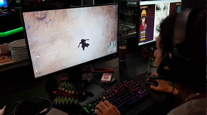 Gamer yang mengunjungi Hardcore iCafe di Malang. Liputan6.com/ Dewi Widya Ningrum