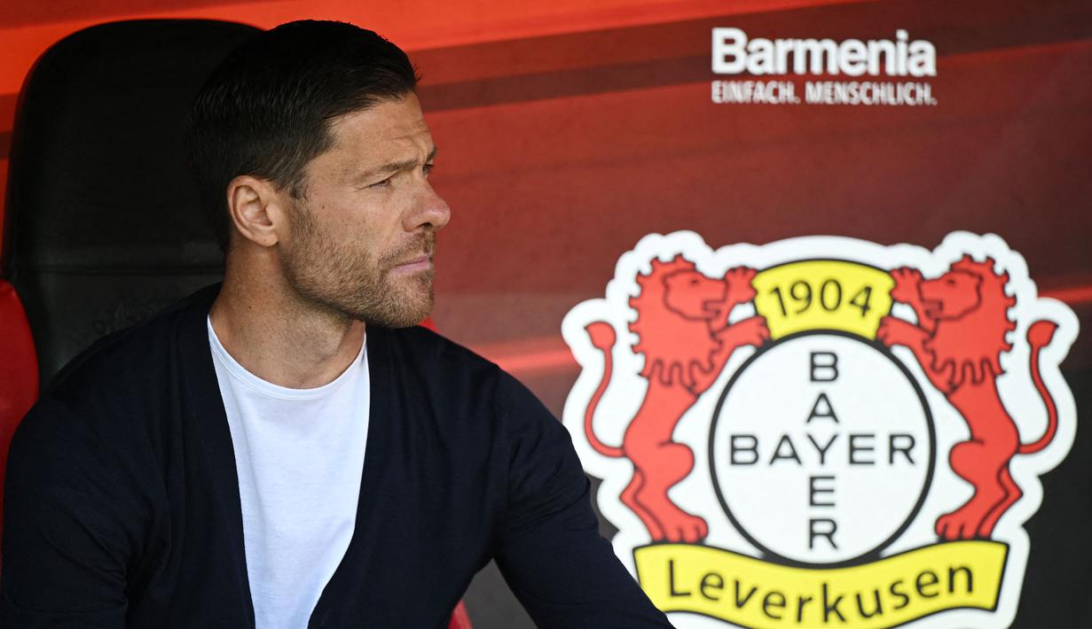 Pelatih Bayer Leverkusen, Xabi Alonso duduk di bangku pelatih saat pertandingan Bundesliga melawan FC Heidenheim di Leverkusen, Jerman, 24 September 2023. (AFP/Ina Fassbender)