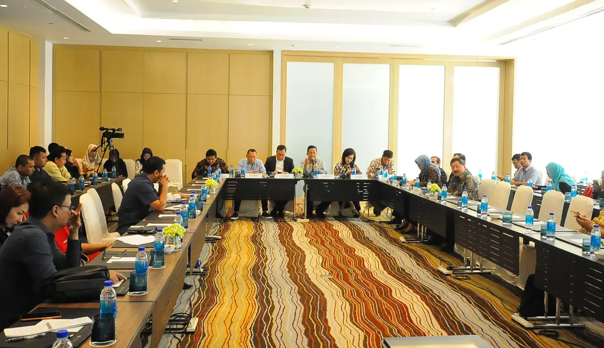 Suasana saat Ketua Komite Ekonomi dan Industri Nasional atau KEIN Soetrisno Bachir (tengah) berdiskusi dengan media di Jakarta, Senin (27/5/2019). Diskusi tersebut membahas percepatan investasi dan ekspor untuk mendorong pertumbuhan yang berkualitas. (Liputan6.com/Angga Yuniar)