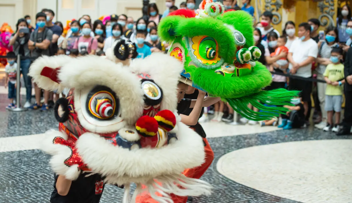 Anak-anak tampil dalam upacara kelulusan program pelatihan tari barongsai di Makau, 12 September 2020. Selama musim panas, 40 anak menyelesaikan program pelatihan tari barongsai, seni pertunjukan tradisional China yang sering dipentaskan untuk hiburan di acara-acara perayaan. (Xinhua/Cheong Kam Ka)