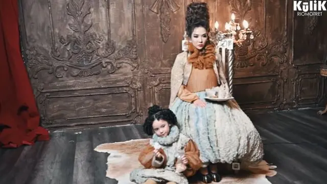6 Gaya Pemotretan Gisella Anastasia dan Gempi, Bak Keluarga Kerajaan