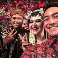 Zumi Zola dan istri saat menghadiri pernikahan Kahiyang Ayu. (Instagram - @zumizolazulkifliforjambi)