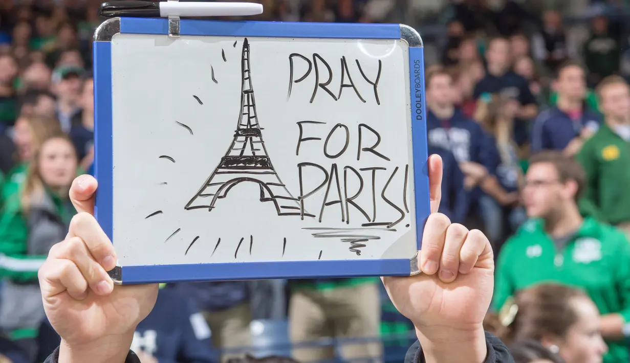 Sebuah tulisan duka untuk korban di Paris (Reuters)