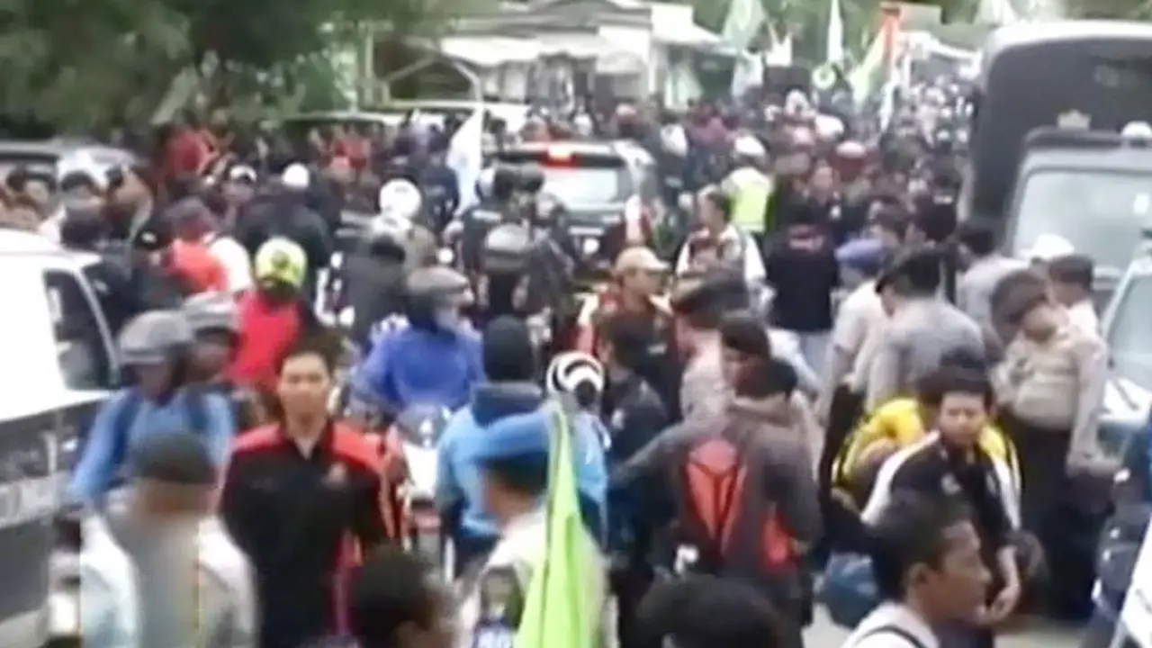 (lip6 Malam) Buruh Tuntut Upah