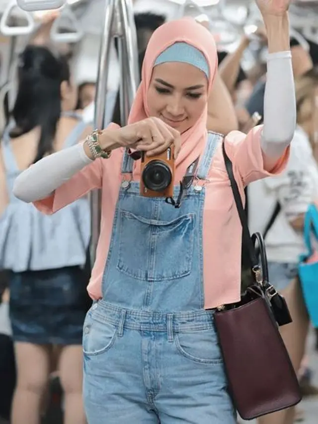 [Bintang] Beginilah Gaya Kekinian Steffy Burase, Model Cantik yang Dicekal KPK