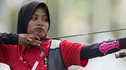Pemanah putri Indonesia, Choirunisa Diananda, saat berlaga pada nomor recurve women individual Asian Games di Lapangan Panahan, Senayan, Jakarta, Selasa (28/8/2018). Choirunisa Diananda mendapat medali perak. (Bola.com/Vitalis Yogi Trisna)
