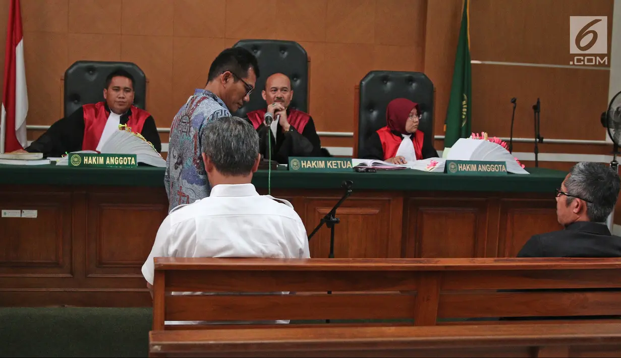 Saksi ahli kasus dugaan penipuan perjalanan umrah First Travel saat menjalani sidang di PN Kota Depok, Jawa Barat, Senin (9/4). Sidang menghadirkan saksi ahli Kemenag, perwakilan Himpunan Pengusaha Umrah, dan dari Kemenag. (Liputan6.com/Herman Zakharia)