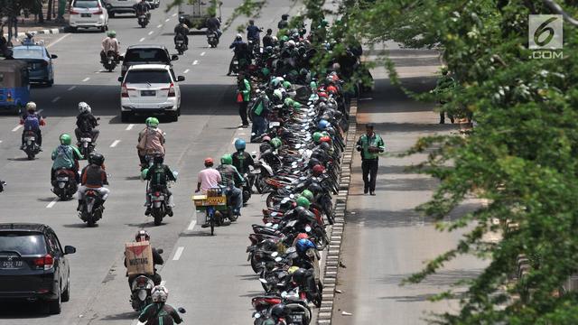 Semrawut Ojek Online Mangkal di Badan Jalan Bikin Kemacetan