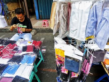 Pedagang menata masker berbahan kain di Pasar Pagi, Jakarta, Senin (6/4/2020). Masker yang dijual Rp10 ribu per buahnya menyusul mahalnya harga dan kesulitan warga mendapatkan masker medis untuk mencegah terjangkit virus Corona COVID-19. (Liputan6.com/Fery Pradolo)
