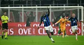 Pemain Inter Milan, Marcus Thuram, melakukan selebrasi saat perayaan juara setelah menaklukkan AC Milan dalam duel pekan ke-33 Serie A 2023/2024 di Stadion San Siro, Selasa (23/4/2024). Inter menang dengan skor 2-1. (AFP/Gabriel Bouys)
