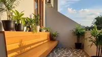 Teras Rumah Minimalis Tanpa Atap dengan Kombinasi Kayu dan Batu Alam 2025. Foto: Gemini