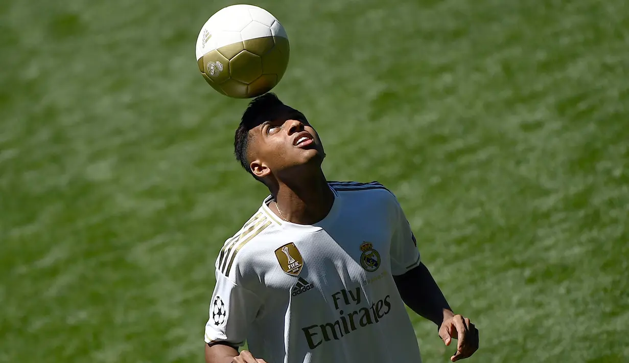 Penyerang Real Madrid Rodrygo Goes memainkan bola saat dirinya diperkenalkan secara resmi di Stadion Santiago Bernabeu, Madrid, Spanyol, Selasa (18/6/2019). Pemain asal Brasil tersebut secara resmi telah bergabung dengan Real Madrid. (OSCAR DEL POZO/AFP)