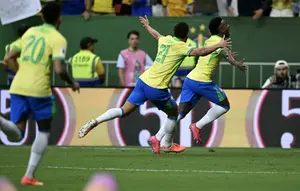 Timnas Brasil harus bersusah payah meraih kemenangan 2-1 atas Kolombia pada laga ke-17 kualifikasi Piala Dunia 2026 zona CONMEBOL di Arena BRB Mane Garrincha, Jumat (21/3/2025) pagi WIB. Gol penentu kemenangan Brasil dicetak Vinicius Junior pada menit ke-90+9. (AFP/EVARISTO SA)