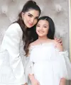 Potret terbaru Ashanty bersama putri kecilnya, Arsy, menunjukkan kecantikan Arsy yang sedang beranjak remaja. Makin mirip sang ibu, tak bisa dipungkiri pesonanya luar biasa. Foto: Instagram.