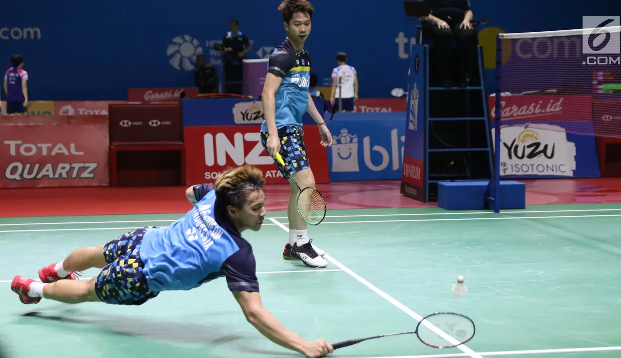 Pebulu tangkis ganda putra Indonesia, Marcus Fernaldi Gideon/Kevin Sanjaya Sukamuljo saat melawan Ou Xuan Yi/Zhang Nan (China) di perempat final Indonesia Open 2019 di Istora Senayan, Jakarta, Jumat (19/7/2019). Marcus/Kevin unggul 21-12, 21-16. (Liputan6.com/Helmi Fithriansyah)