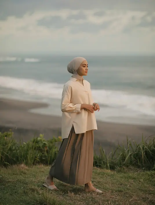 UNIQLO berkolaborasi dengan Ayudia C untuk menginspirasi perempuan Indonesia untuk hidup dalam kesederhanaan melalui UNIQLO Modest Wear Fall/Winter 2021. Cerita dan pengalaman Ayudia C. menjalani hidup di Bali dengan tema modest lifestyle. (UNIQLO Indonesia)