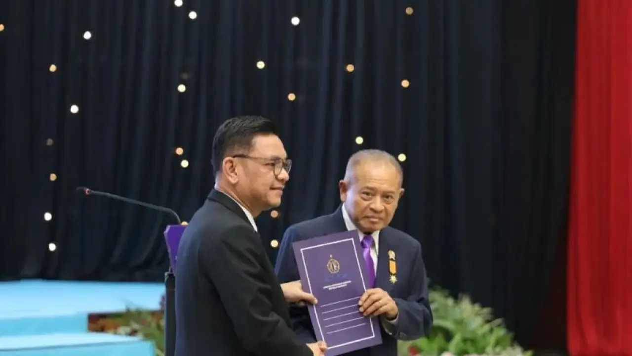 Ketua Dewan Pembina IKAL Lemhannas yang juga menjabat Gubernur Lemhannas Ace Hasan Syadzily (kiri) melantik Purnomo Yusgiantoro sebagai Ketua Umum IKAL Lemhannas di Gedung Dwi Warna Lemhannas, Jakarta, Senin (18/5/2026) (Istimewa)