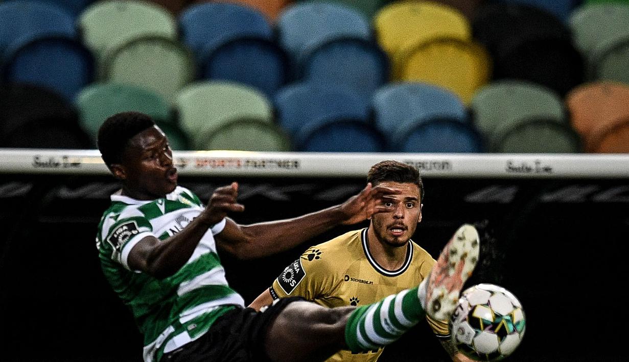 Paris Saint-Germain melakukan tukar guling dengan meminjam pemain muda berumur 19 tahun, Nuno Mendes dari Sporting CP. Nuno Mendes dipinjam oleh PSG dengan biaya 7 juta euro dan dengan opsi pembelian sebesar 40 juta euro. (Foto: AFP/Patricia de Melo Moreira)