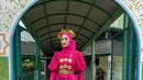 Cantik menggemaskan, Zaskia Gotik tampil dengan baju bodo. Ia memadukan atasan berwarna fuchsia, lengkap dengan hijab polos yang serasI, ditambah rok sarung bernuansa senada dan berbagai aksesori emasnya. [Foto: Instagram/zaskia_gotix]