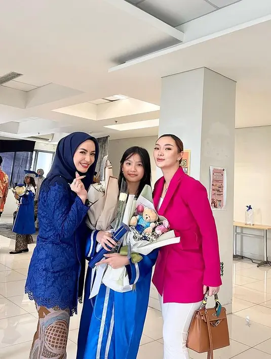 Aqila baru saja lulus sekolah dasar. Pada acara kelulusan, tampak dua ibunya mendampingi. Potret bahagia begitu terpancar dari mereka. [Instagram/imelpc]
