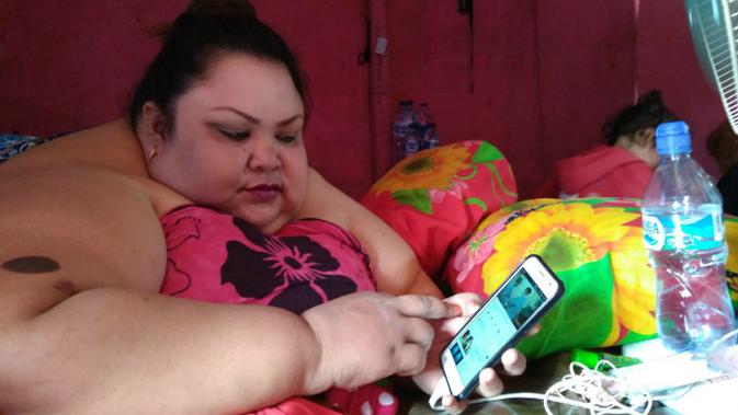 Titi Wati di rumah setelah operasi pengecilan lambung. (Liputan6.com/Rajana K)