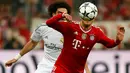 Pepe (Real Madrid-kiri) mencoba merebut penguasaan bola dari Mario Gotze (Bayern Munich) saat laga kedua semifinal Liga Champions yang digelar di Allianz Arena, Munich (30/4/2014). (REUTERS/Ralph Orlowski)
