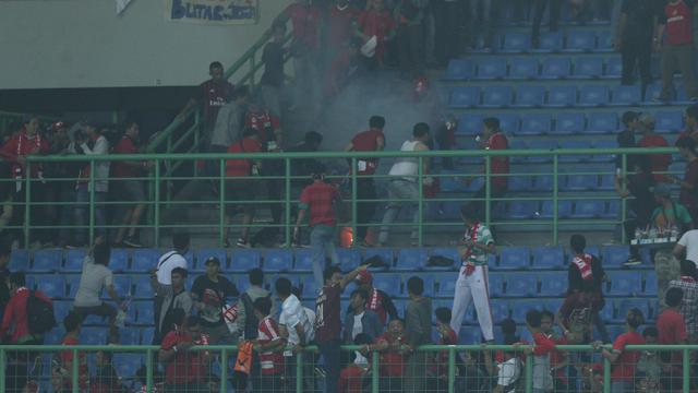 Insiden petasan di laga Timnas Indonesia vs Fiji (Liputan6.com / Helmi Fithriansyah)