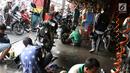 Suasana di salah satu bengkel sepeda motor di Jakarta, Jumat (16/6). Pemilik bengkel mengaku order yang ia terima naik hingga 100 persen menjelang lebaran. (Liputan6.com/Immanuel Antonius)