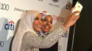 Ibtihaj Muhammad berfoto selfie saat menghadiri Gala 100 TIME di New York City, AS, Selasa (25 /4). Sebagai atlet muslimah berprestasi, ia merupakan simbol keberagaman dan toleransi di Amerika Serikat. (AFP Photo)